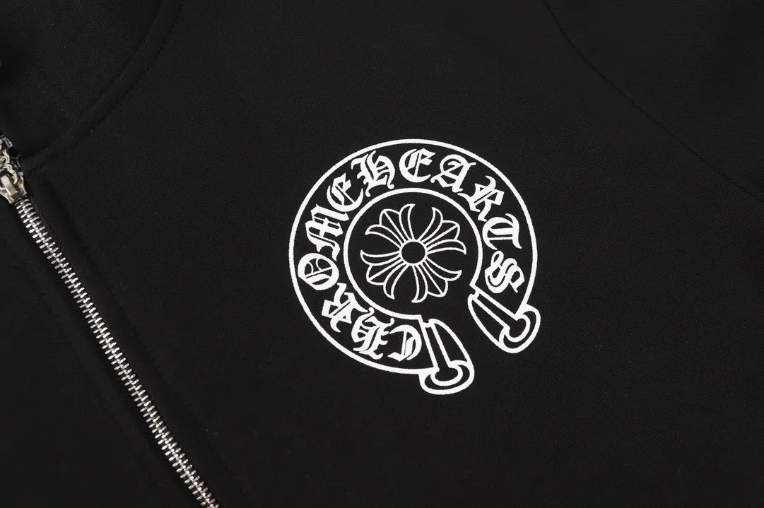 Q17—P230 -Chrome Hearts/Chrome Hearts printed zipper sweatshirt cardigan jacket -420 grams of high-density, high-quality wool, soft, delicate and skin-friendly, soft and silky to the touch, warm and skin-friendly -The hardware and zipper accessories are all customized and full of details -Colour: black -Size: S M L XL
